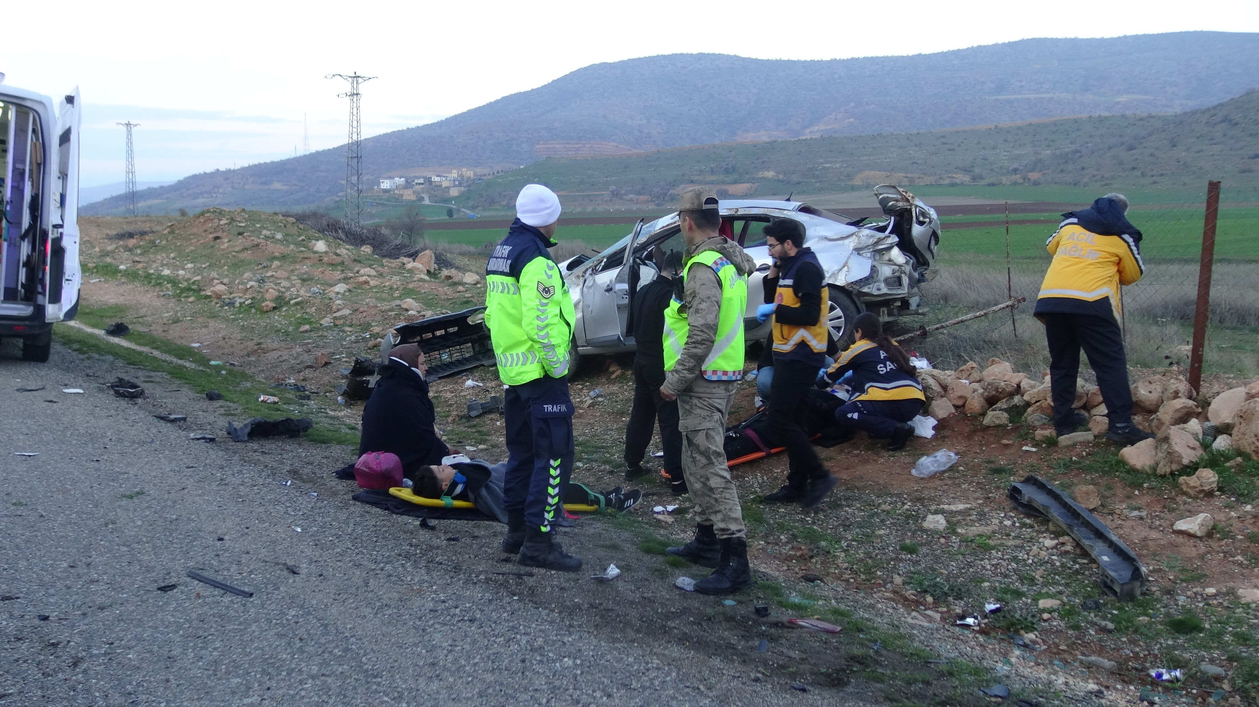 Batman'da Otomobil Yol Kenarına Yuvarlandı