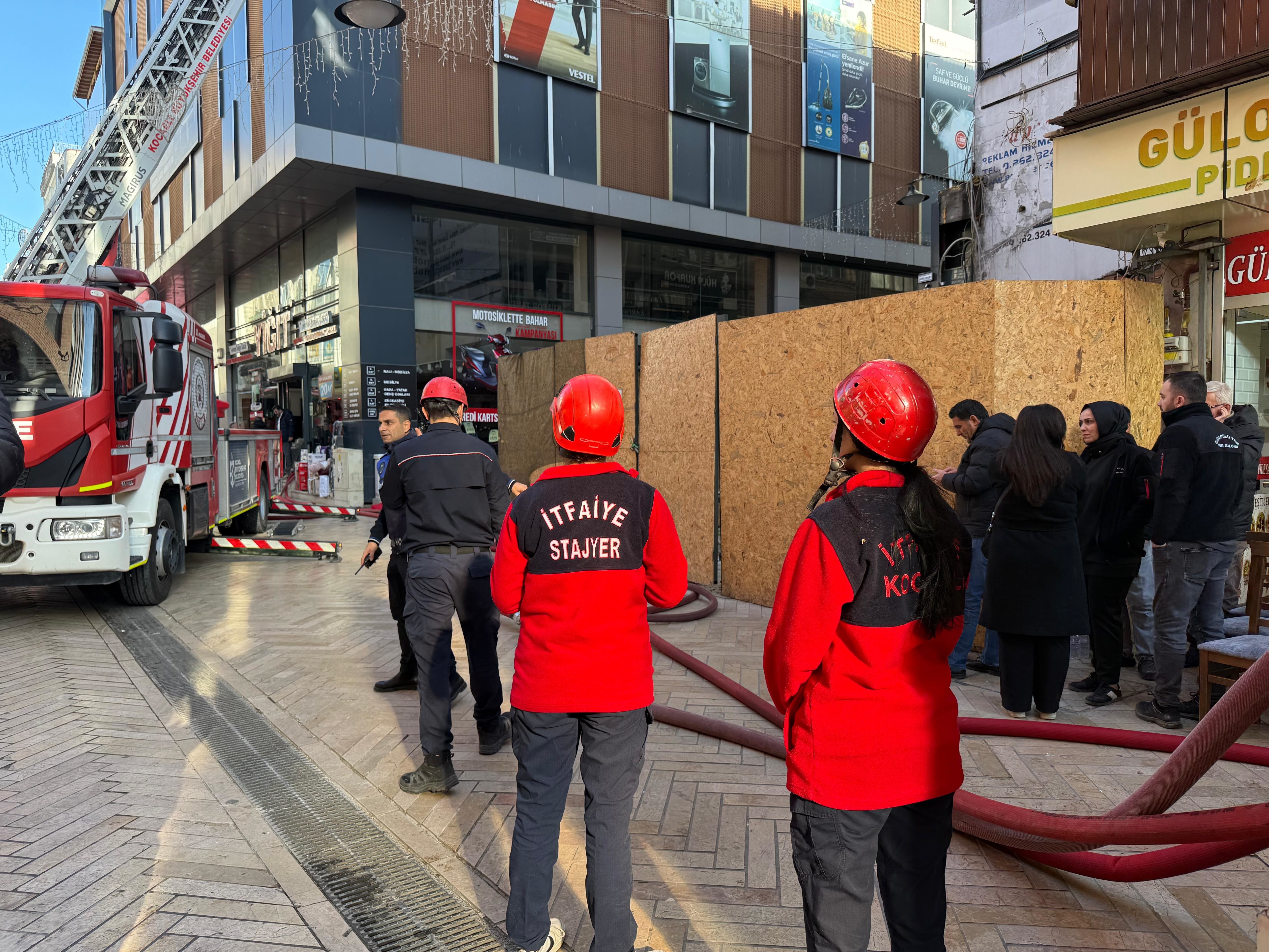 Kocaeli'de iş merkezinin deposunda yangın!