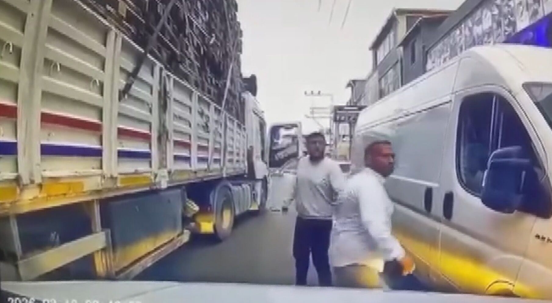 TIR'dan bıçakla inip otomobile saldırdılar