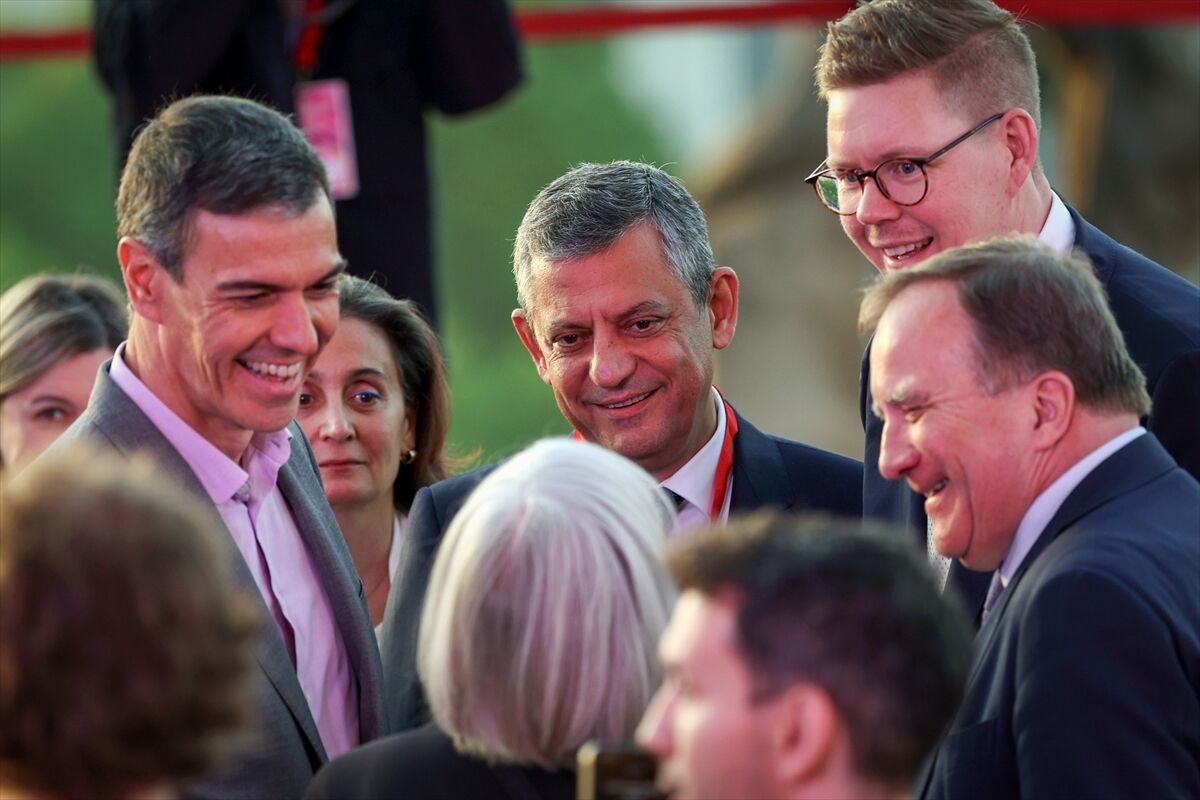 Özgür Özel, Barselona’da liderlerle bir araya geldi