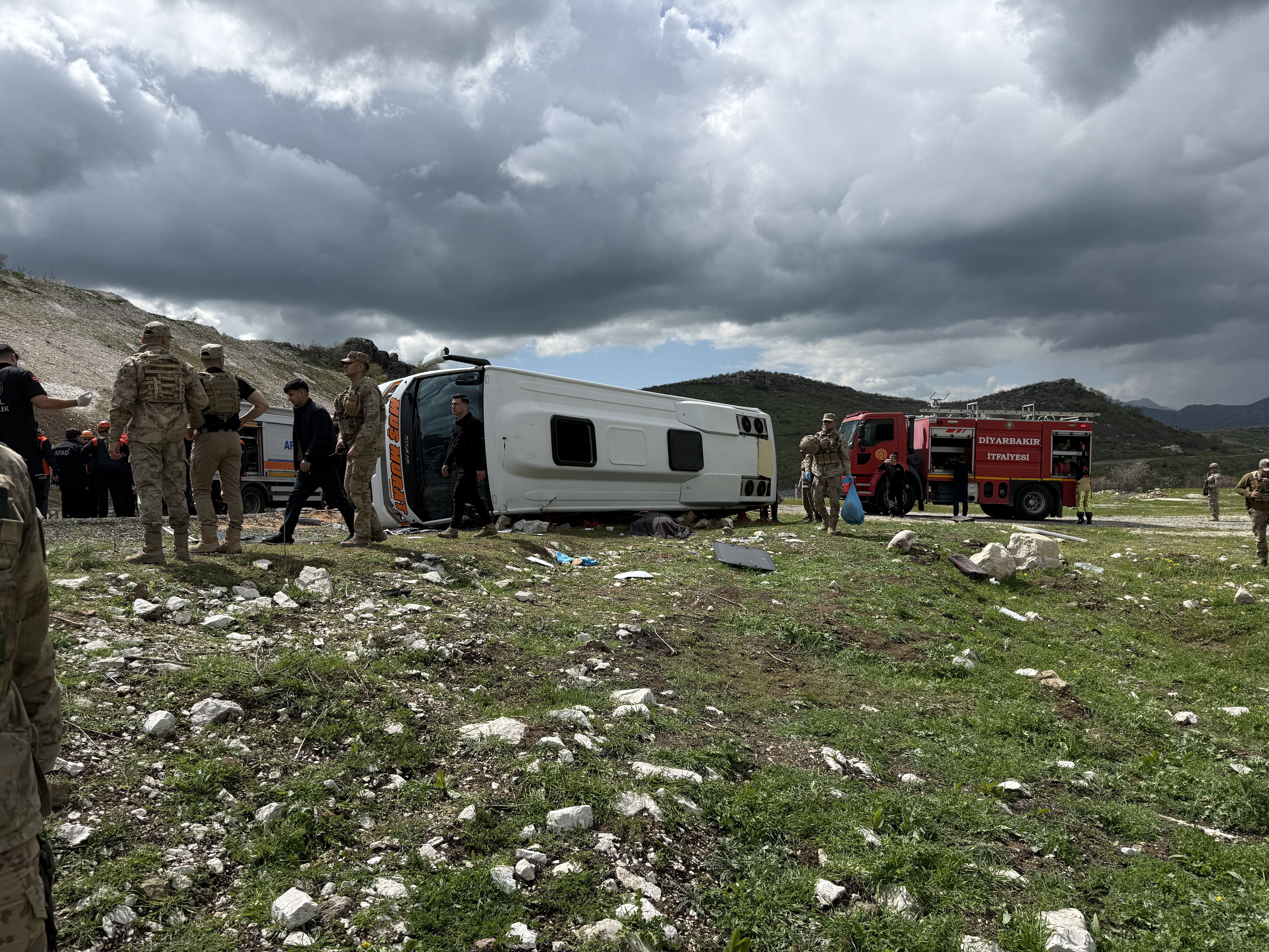 Diyarbakır'da midibüs devrildi: Ölü ve yaralılar var