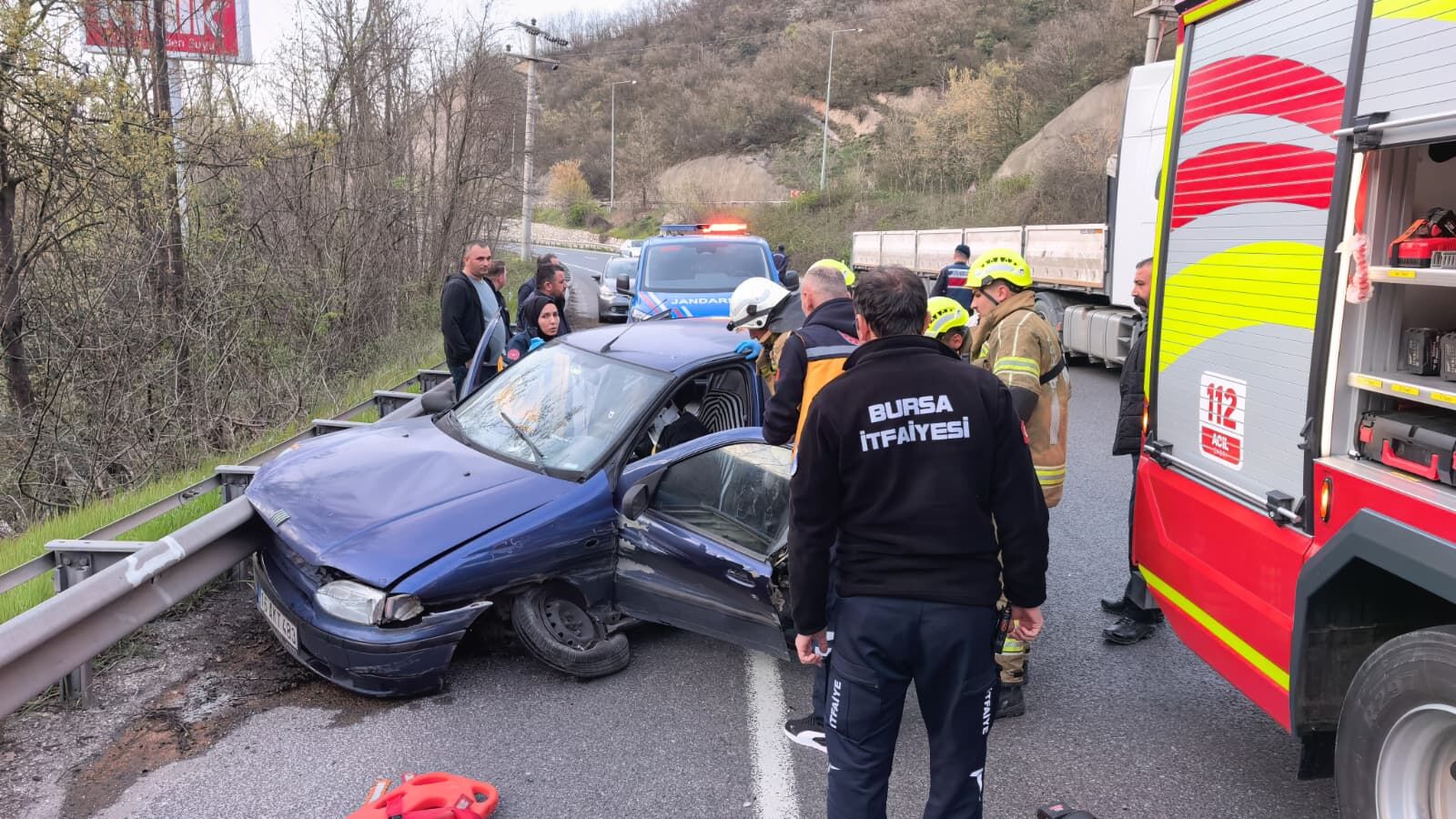 Epilepsi nöbeti geçiren otomobil şoförü bariyerlere çarptı