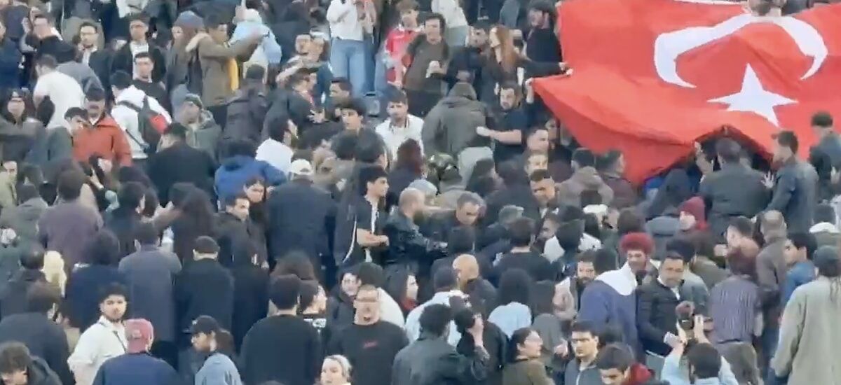 İlkay Akkaya'nın konseri sırasında ODTÜ'de Türk bayraklı ve Bozkurt işaretli protesto!