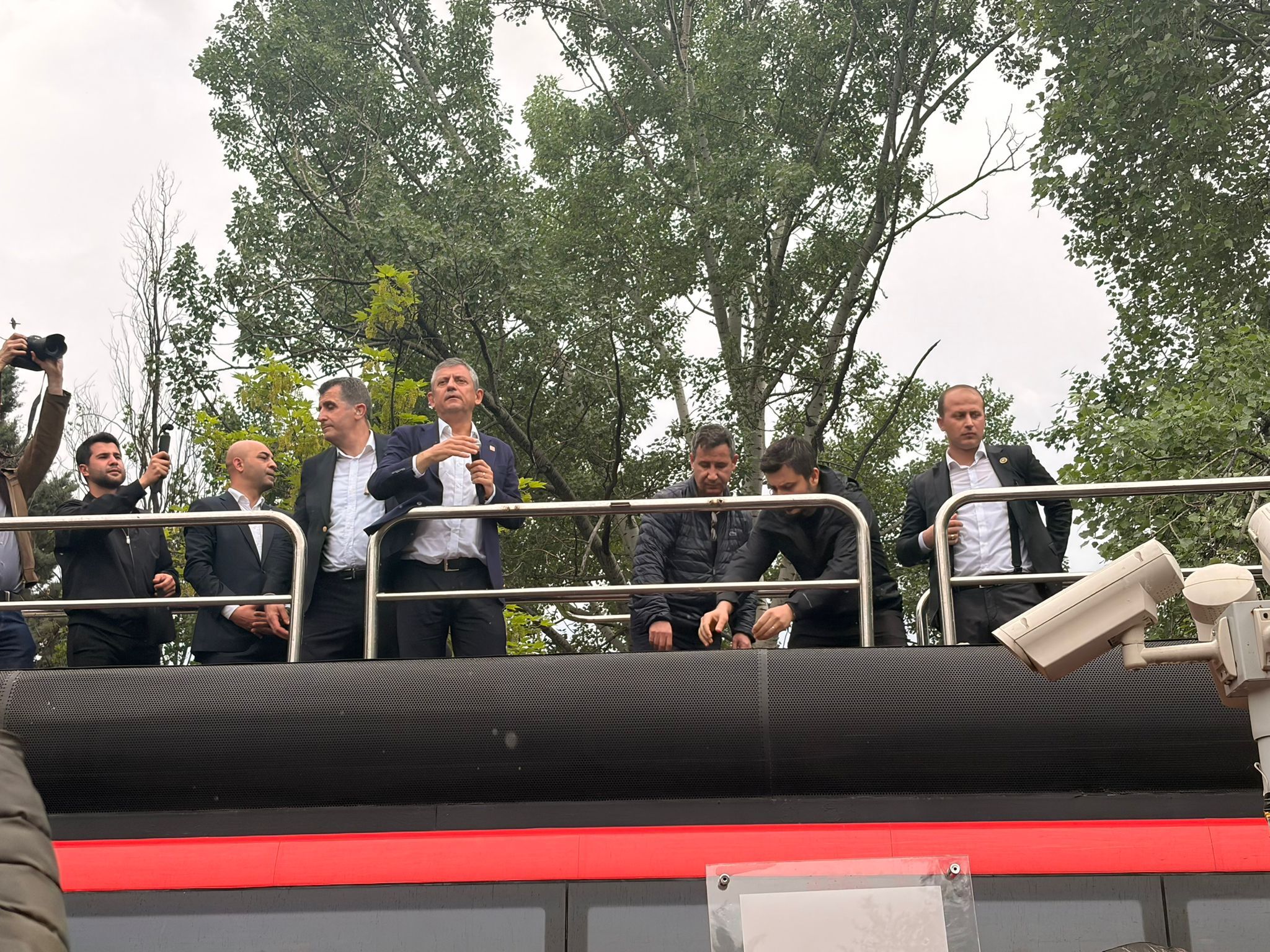 Özgür Özel’den Net Mesaj: “Dayanacağız, Yenilmeyeceğiz”