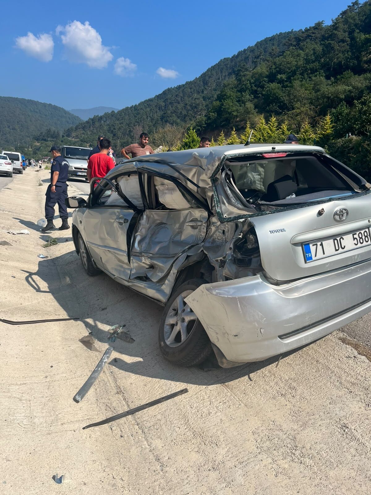 Bolu'da kamyon ve otomobil kavşakta çarpıştı