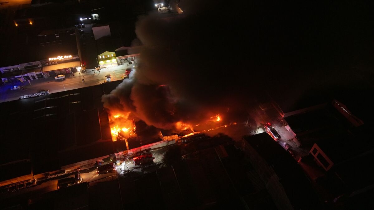 Eskişehir'de yapı malzemeleri firmasını alevler sardı!