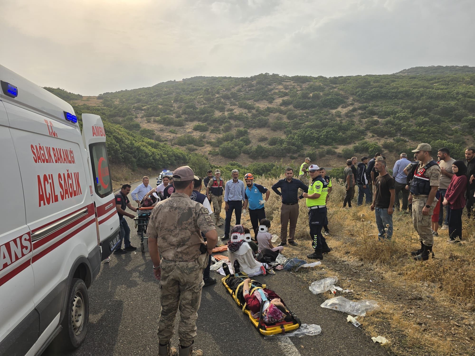 Adaklı'da minibüs şarampole devrildi