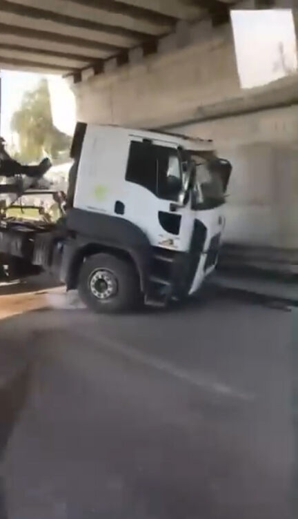 Adana’da kamyonun damperi demir yolu köprüsüne takıldı