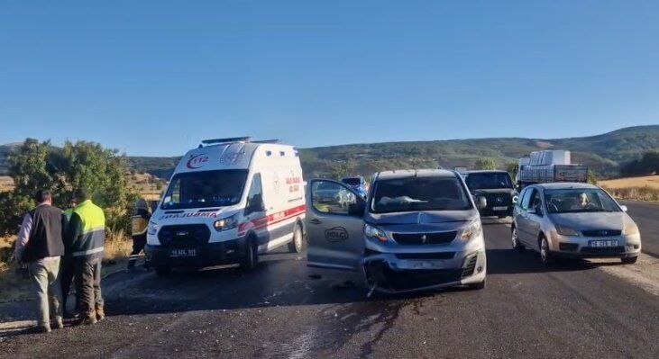 Alaca'da minibüs ve traktör çarpıştı