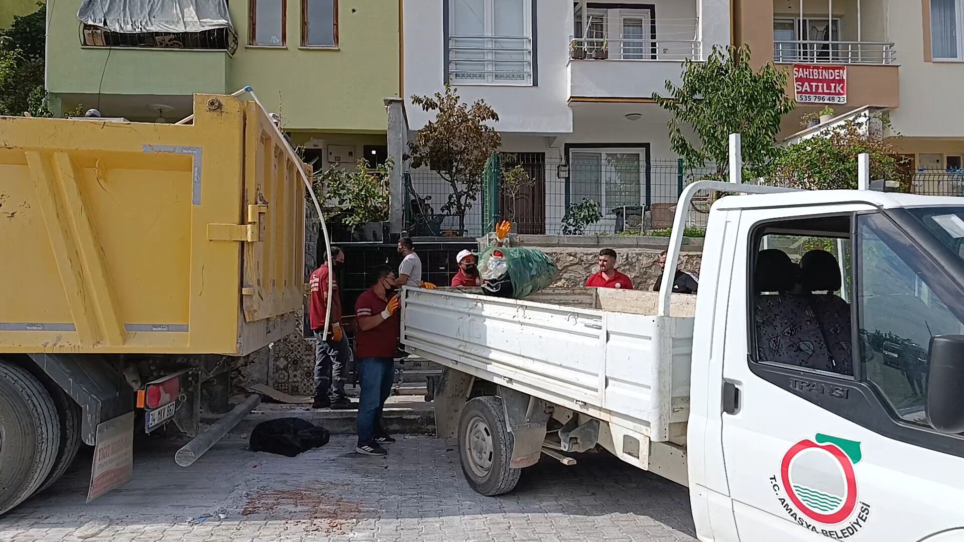 Amasya'da Kötü Koku Gelen Evden 1 Ton Atık Çıktı