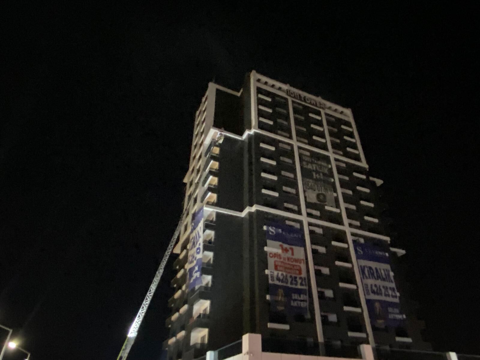 Ankara Altındağ’da iş merkezinin çatısı alevlere teslim oldu