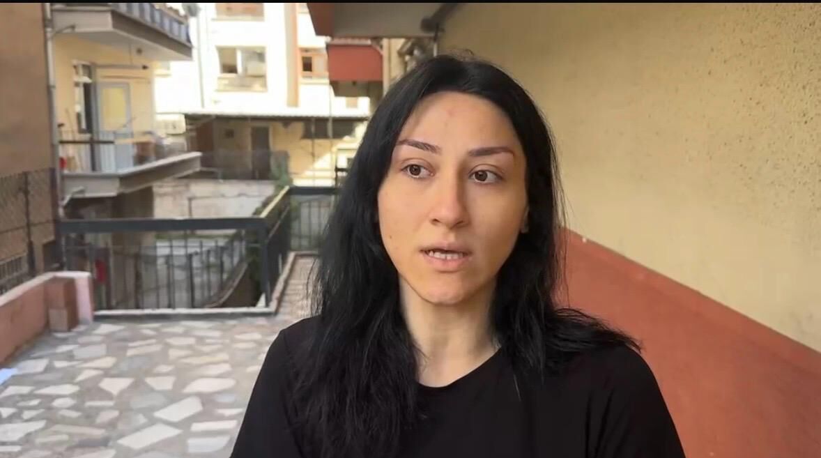 Ankara'da otomobil apartman bahçesine devrildi