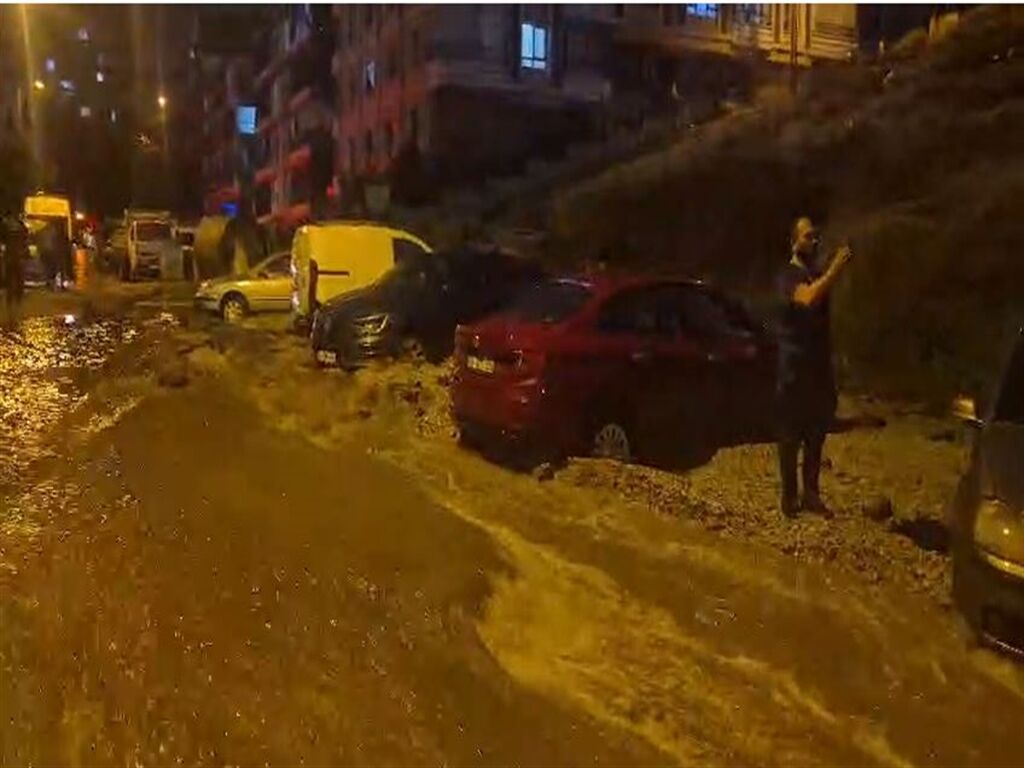 Ankara'daki selde çöken yolda 20 araç hasar gördü