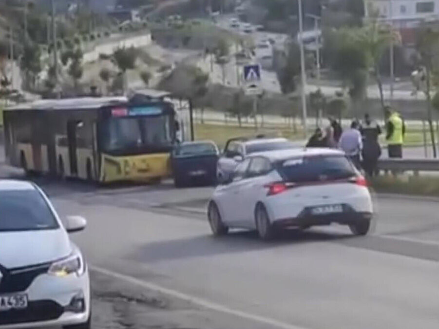 Başakşehir'de Dehşet Anları: İETT Otobüsü İle Otomobil Çarpıştı, 3 Yaralı!