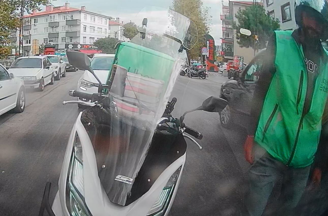 Başkentte motokurye, arkadaşına el işareti yaparken kaza yaptı