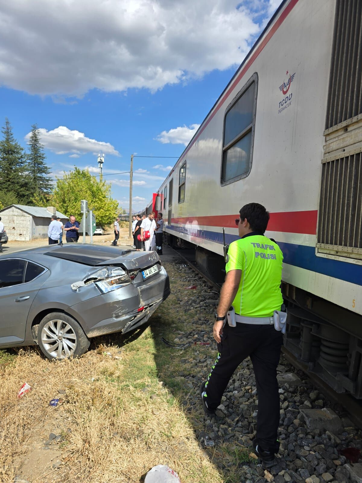 Bingöl'de yolcu treni ve otomobil hemzemin geçitte çarpıştı