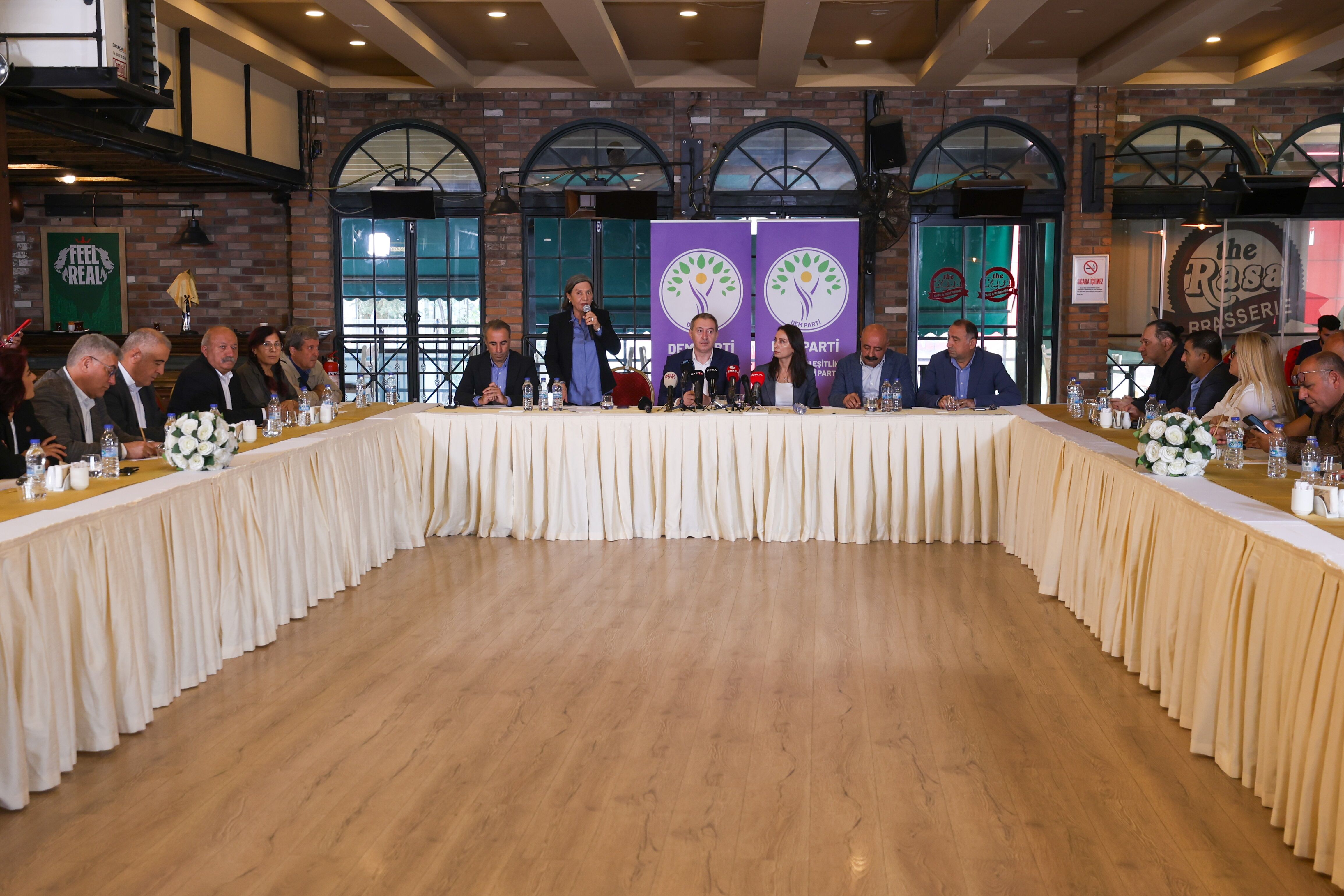 DEM Parti Alevi dernekleriyle bir araya geldi
