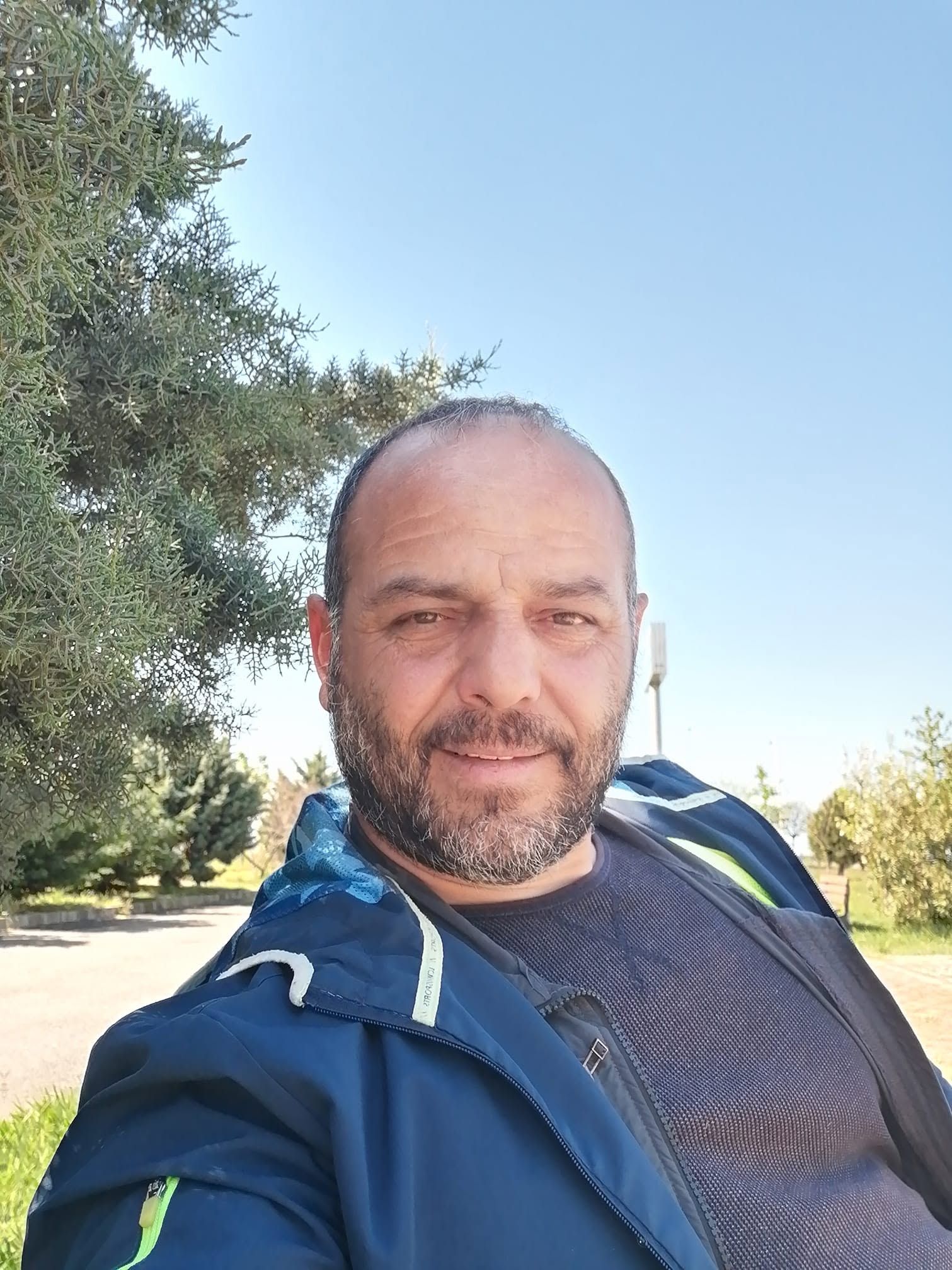 Dereye yuvarlanan otomobilin sürücüsü kurtarılamadı