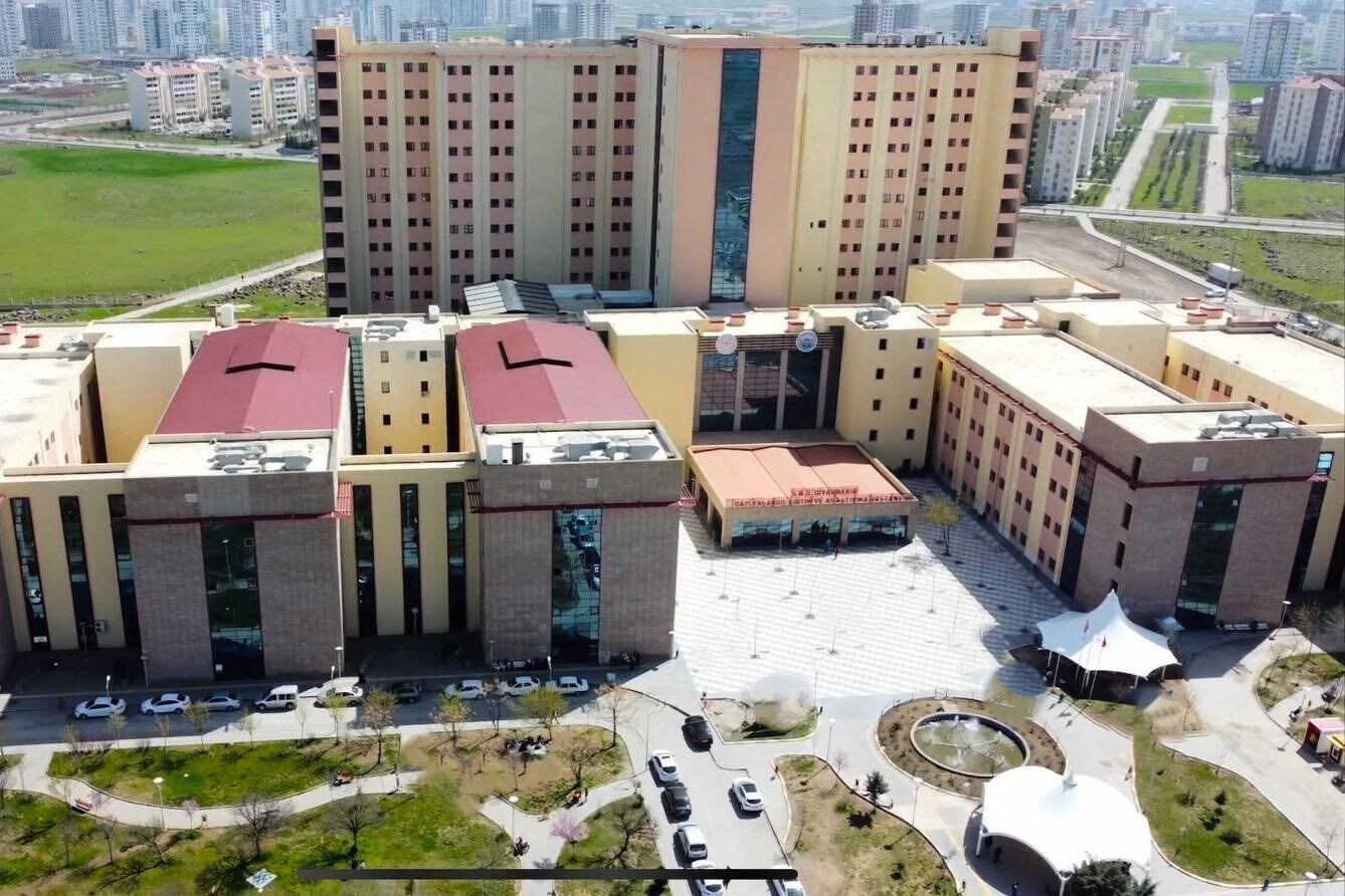 Diyarbakır'da kız kardeşlere yıldırım isabet etti