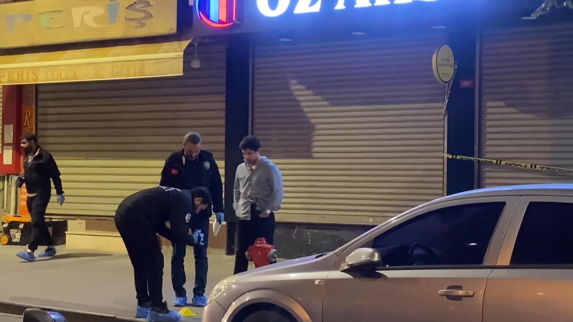 Esenler'de hareketli dakikalar: Polise bıçakla saldıran şüpheli vuruldu!