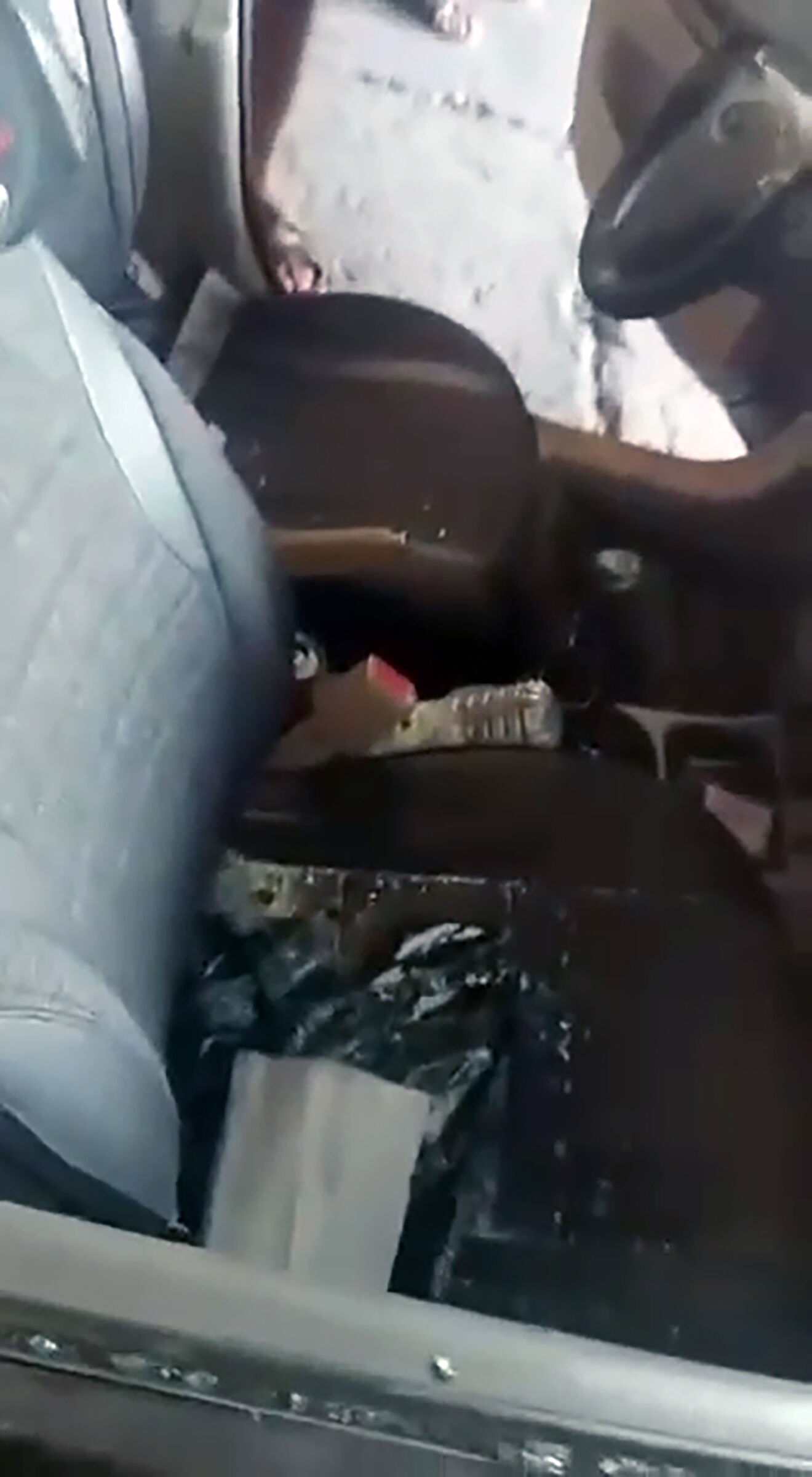 Husumetlilerini darbedip aracına zarar verdiler