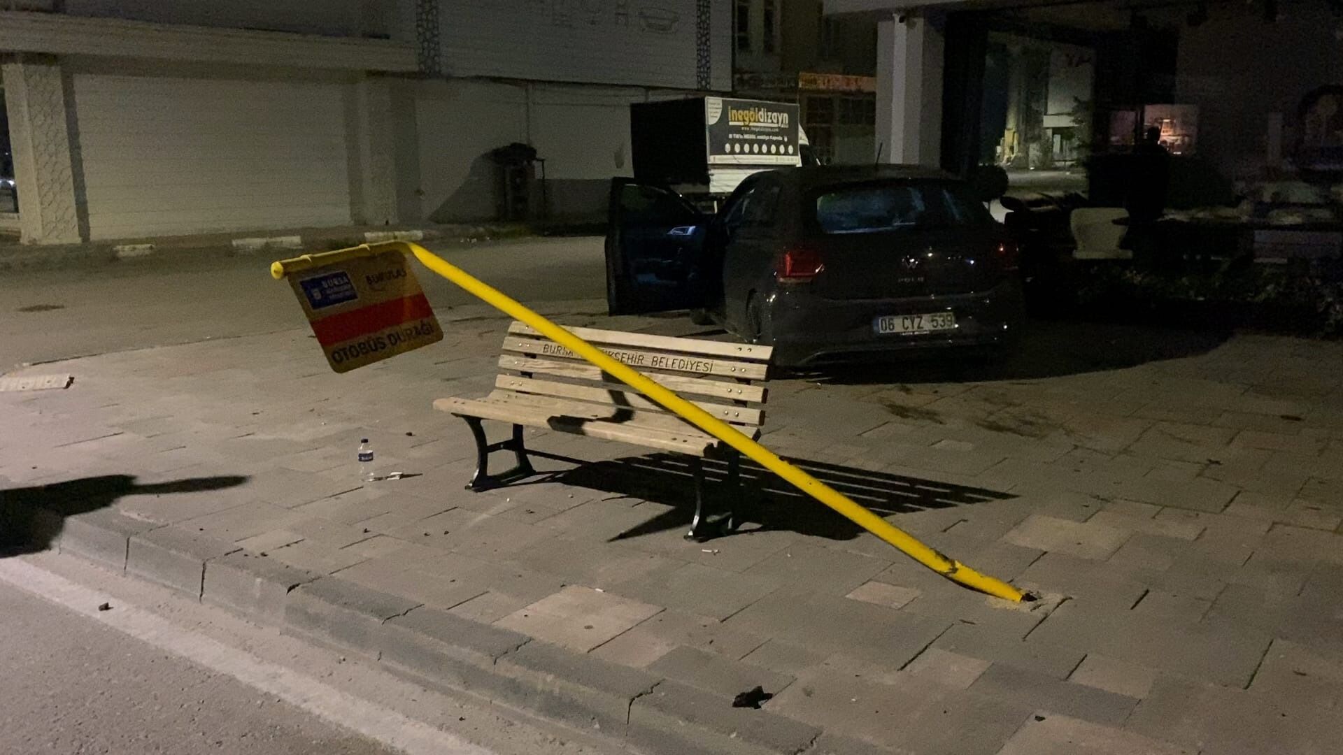 İnegöl'de kaza yapan otomobil kaldırıma çıkarak durabildi