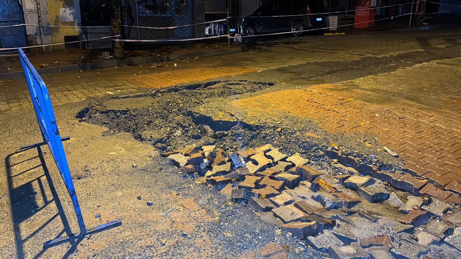 İstanbul'da gece yağış çilesi: Zincirlikuyu'da su baskını, Fatih'te yol çöktü!