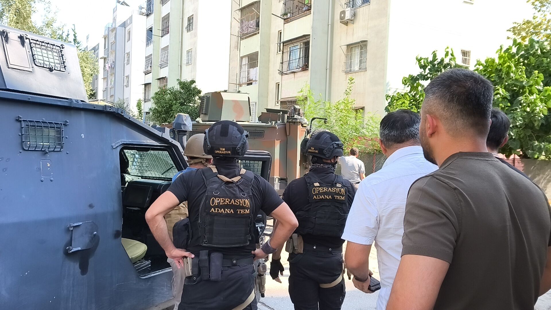 Polis baskınında kendini el bombasıyla eve kilitledi