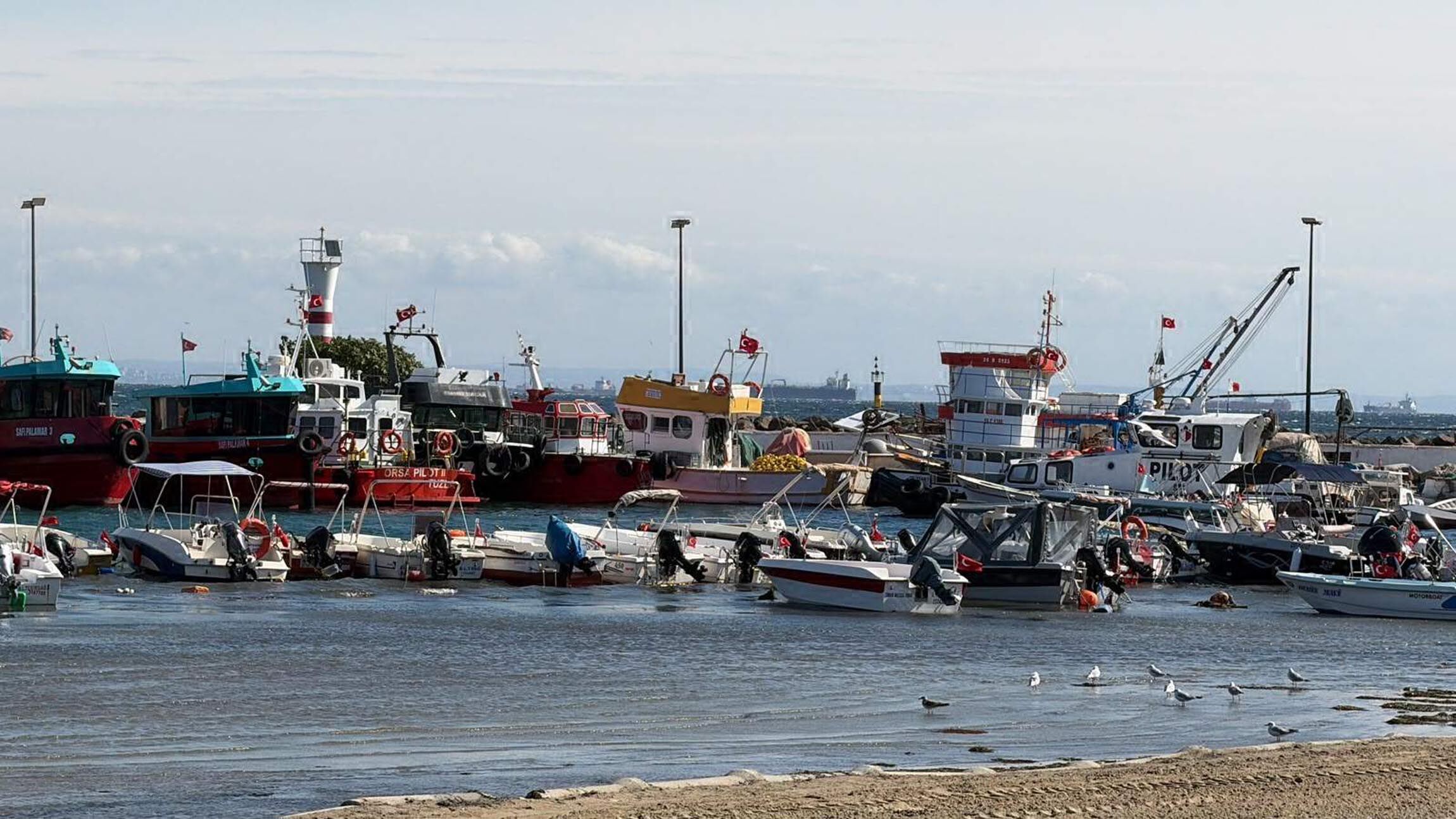 Tekirdağ'da fırtına hayatı felç etti