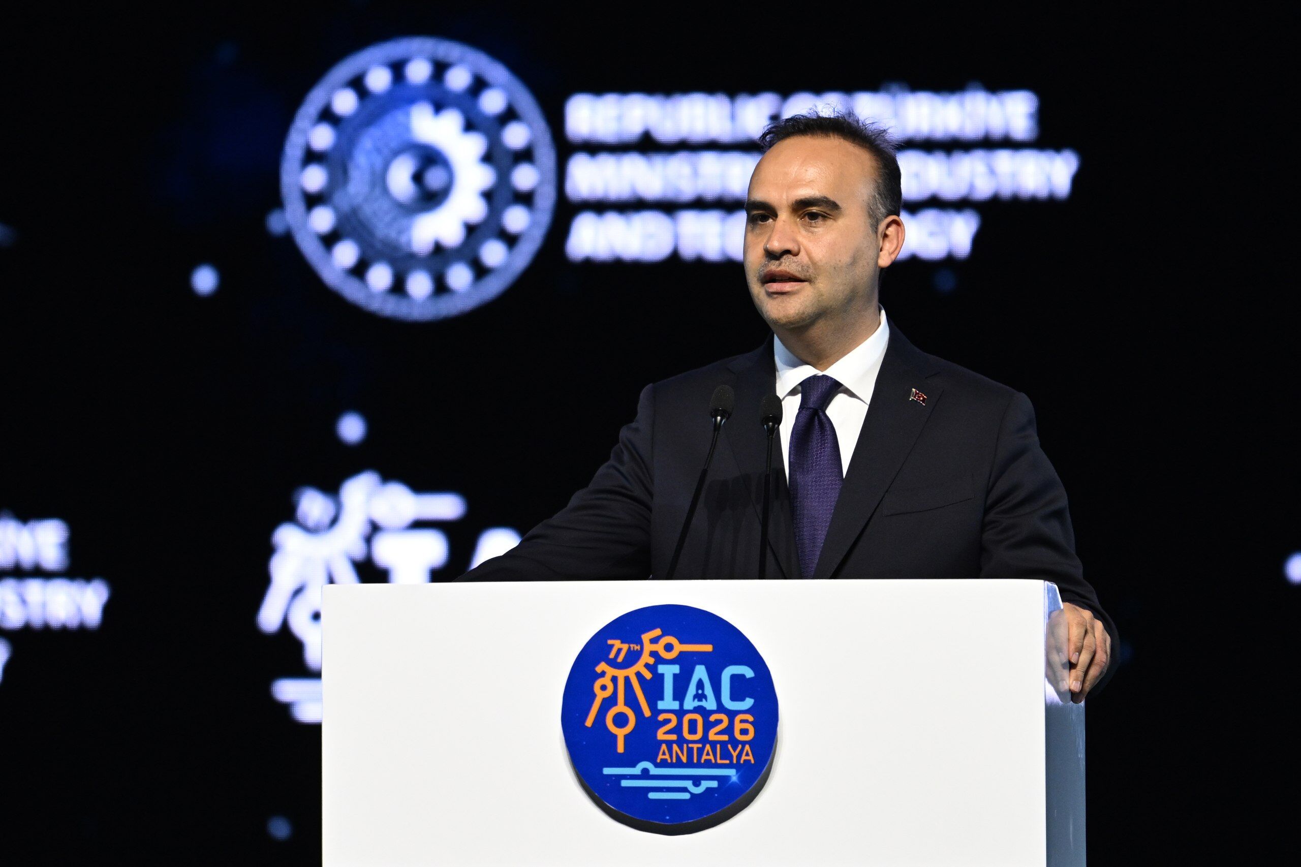 Bakan Kacır'dan, Uluslararası Uzay Kongresi'nde Yoğun Diplomasi