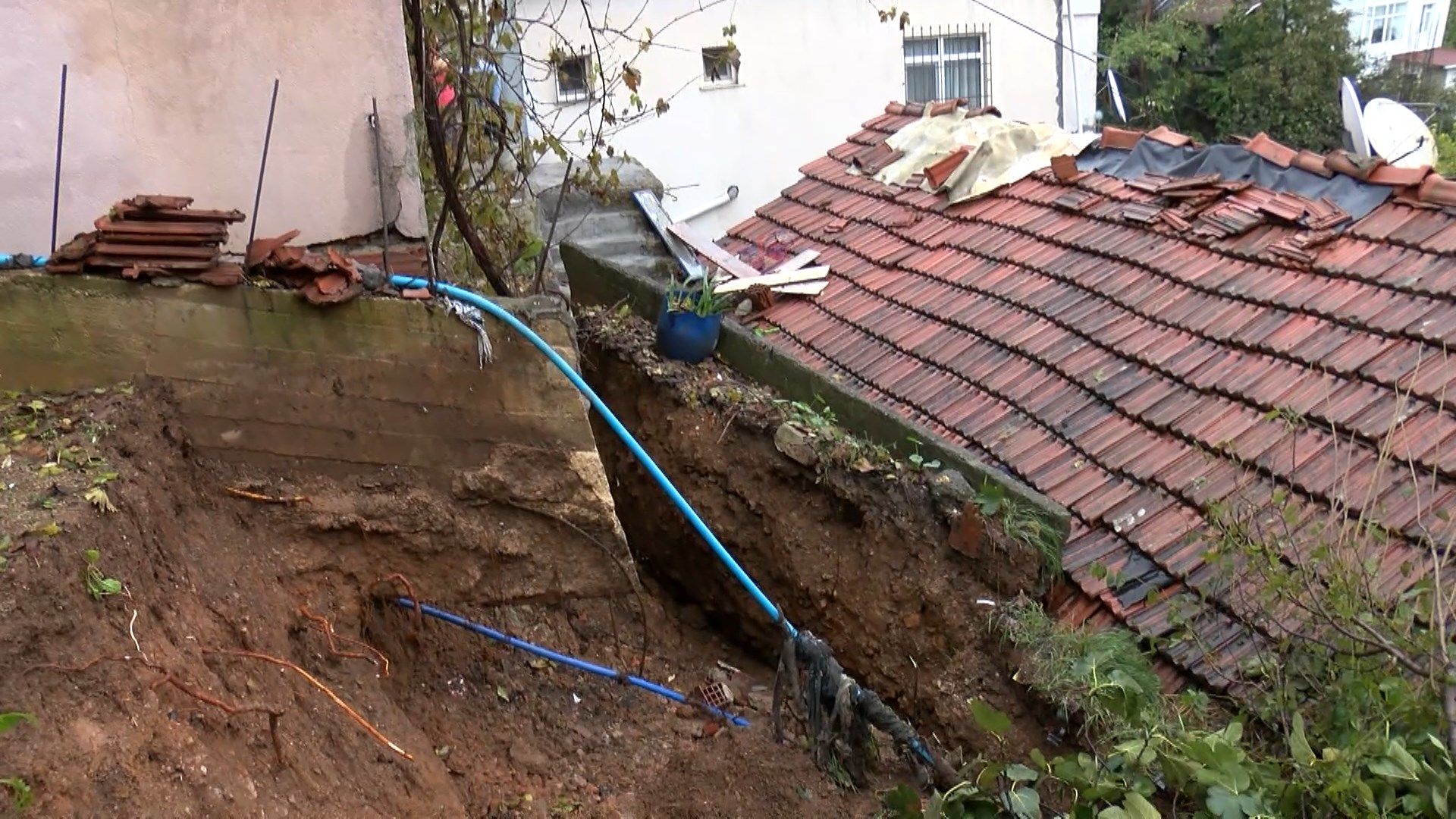 Beykoz'da Sağanak Yağış Korku Yarattı: İstinat Duvarı Çöktü