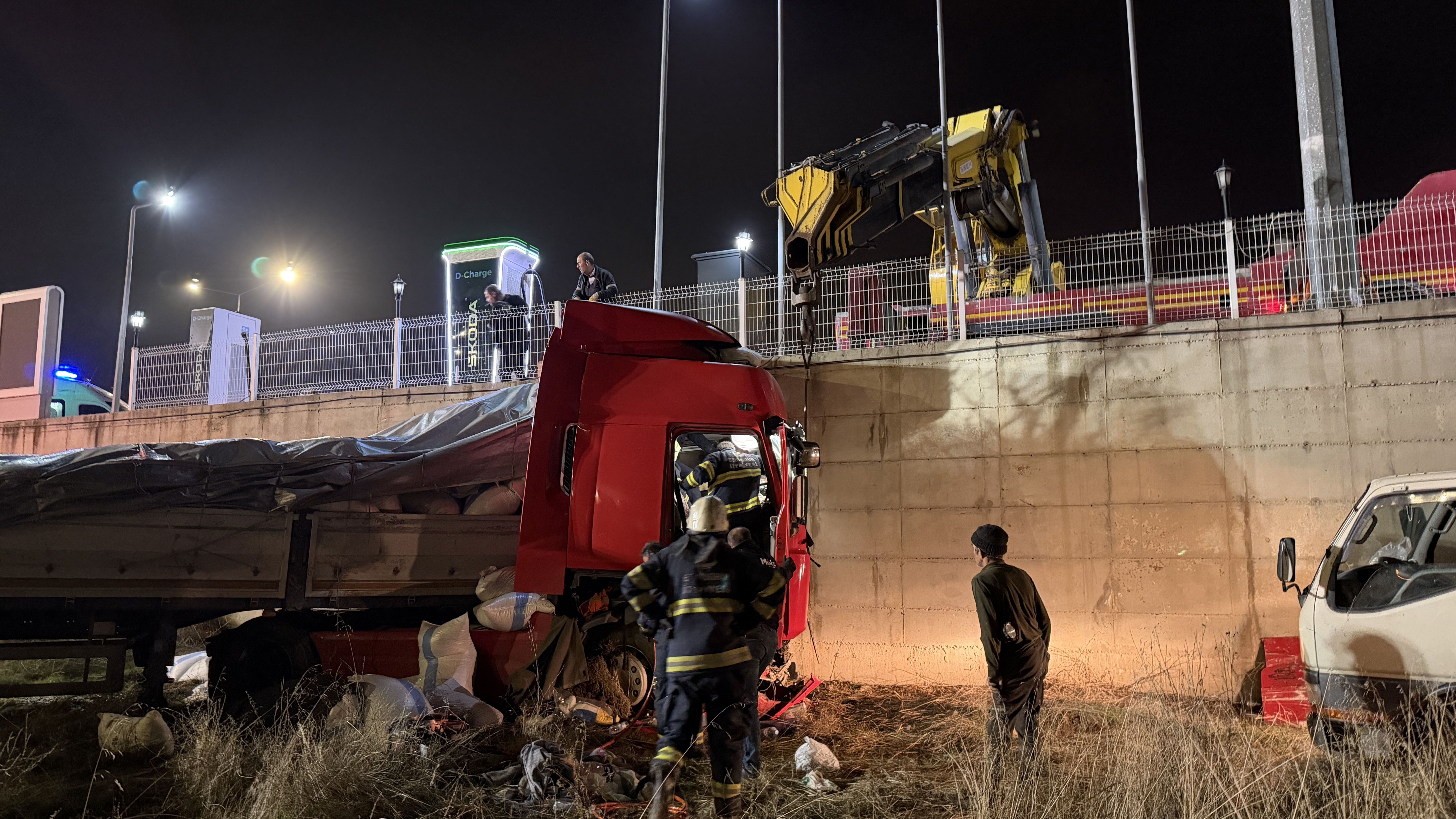 Eskişehir'de TIR, tarlaya girip duvara çarptı; 2 yaralı