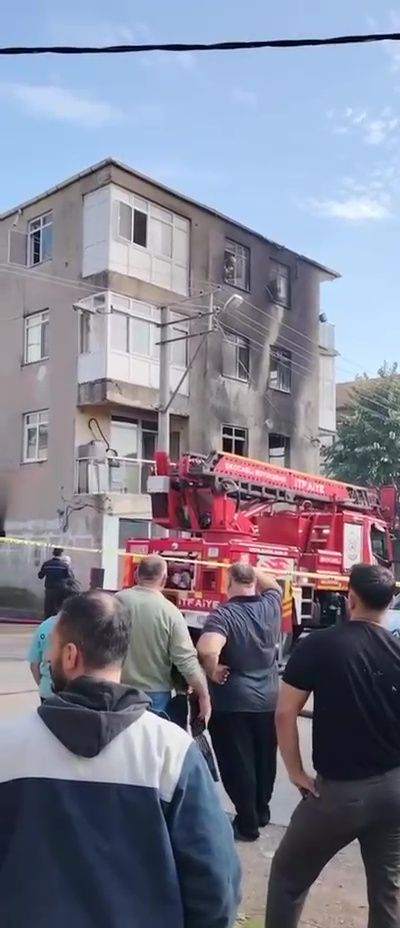 Kocaeli'nde hurdacıda çıkan yangın binayı sardı