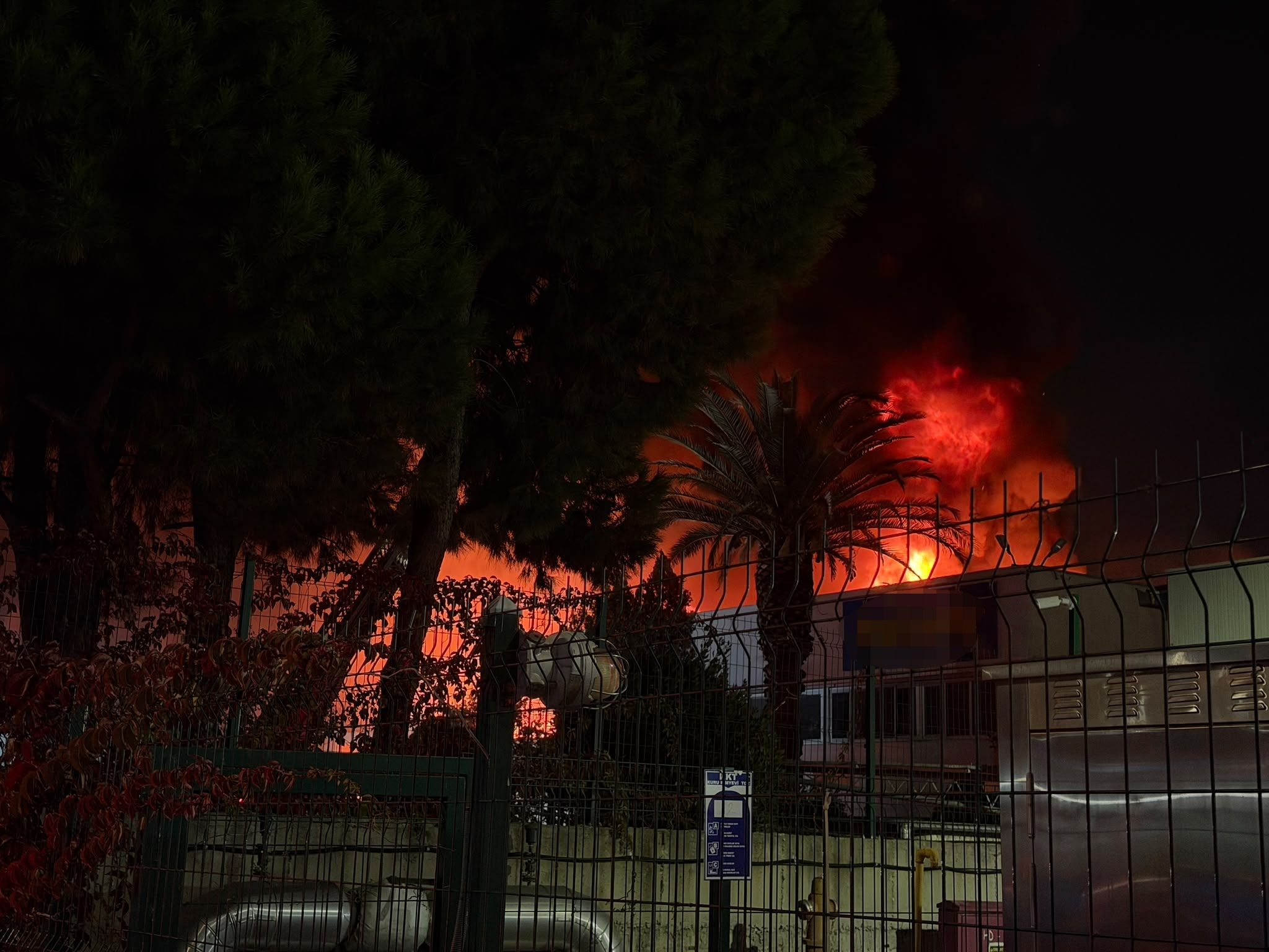 Manisa'da Akü Fabrikasında Yangın: Ekipler Seferber Oldu!