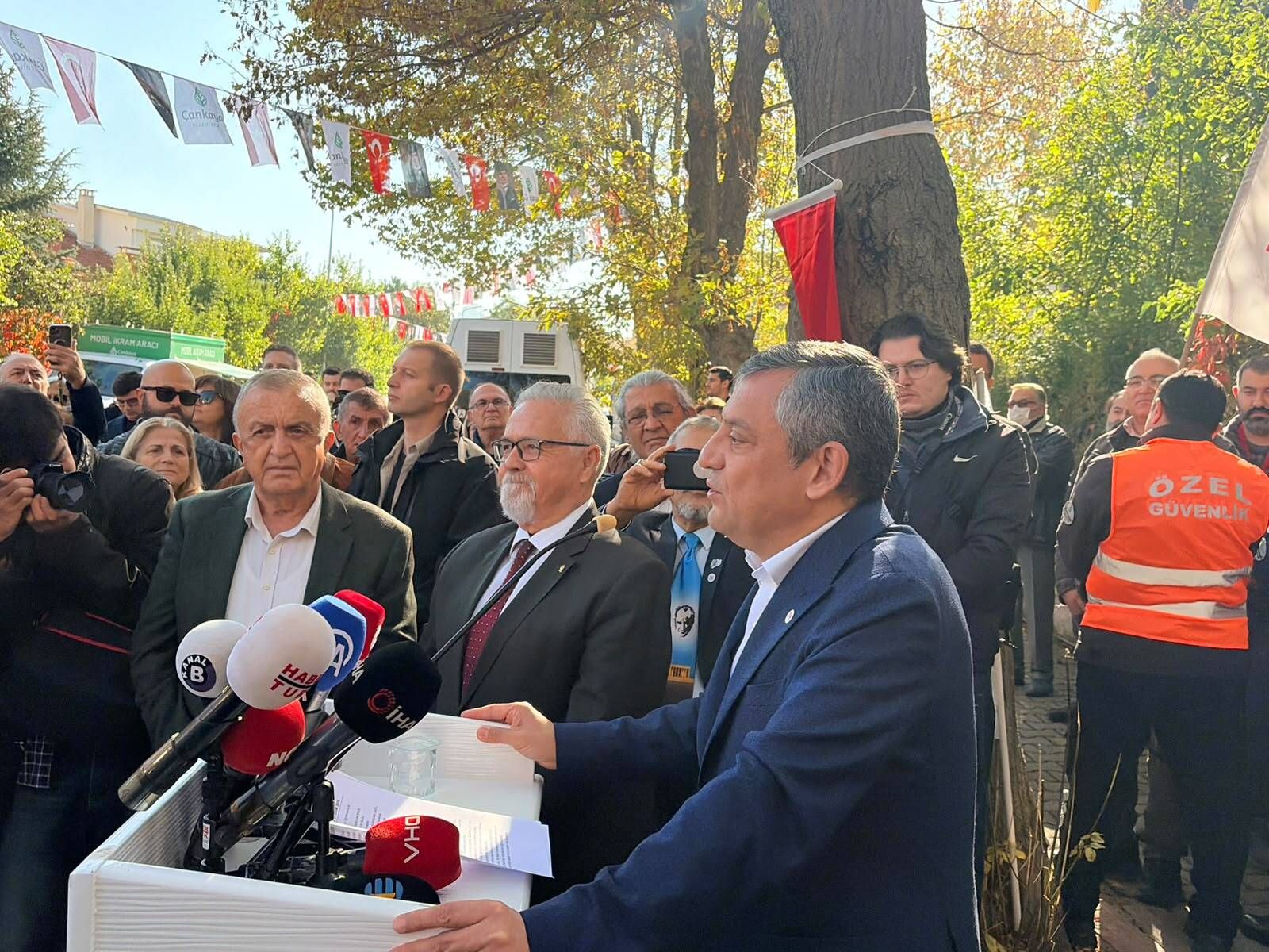 Özgür Özel'den Yeni Parti'nin isim değişikliğine cevap