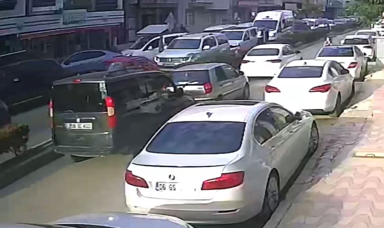 Polatlı'da yola çıkan çocuk kazaya sebep oldu