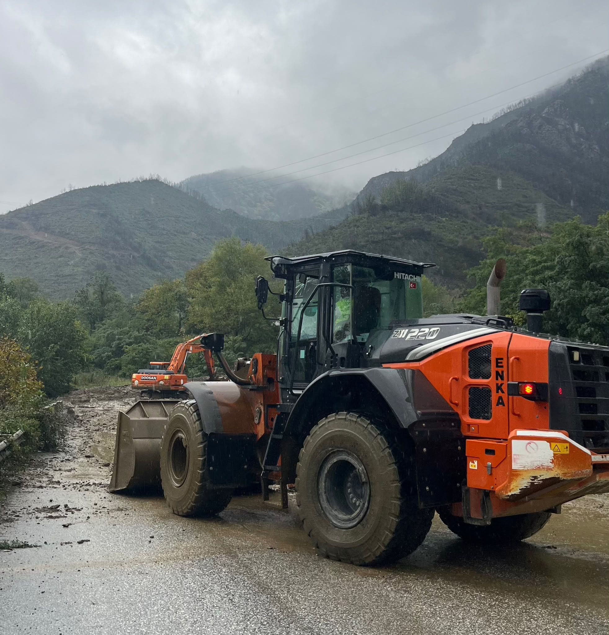 Sakarya'da heyelan yol kapadı