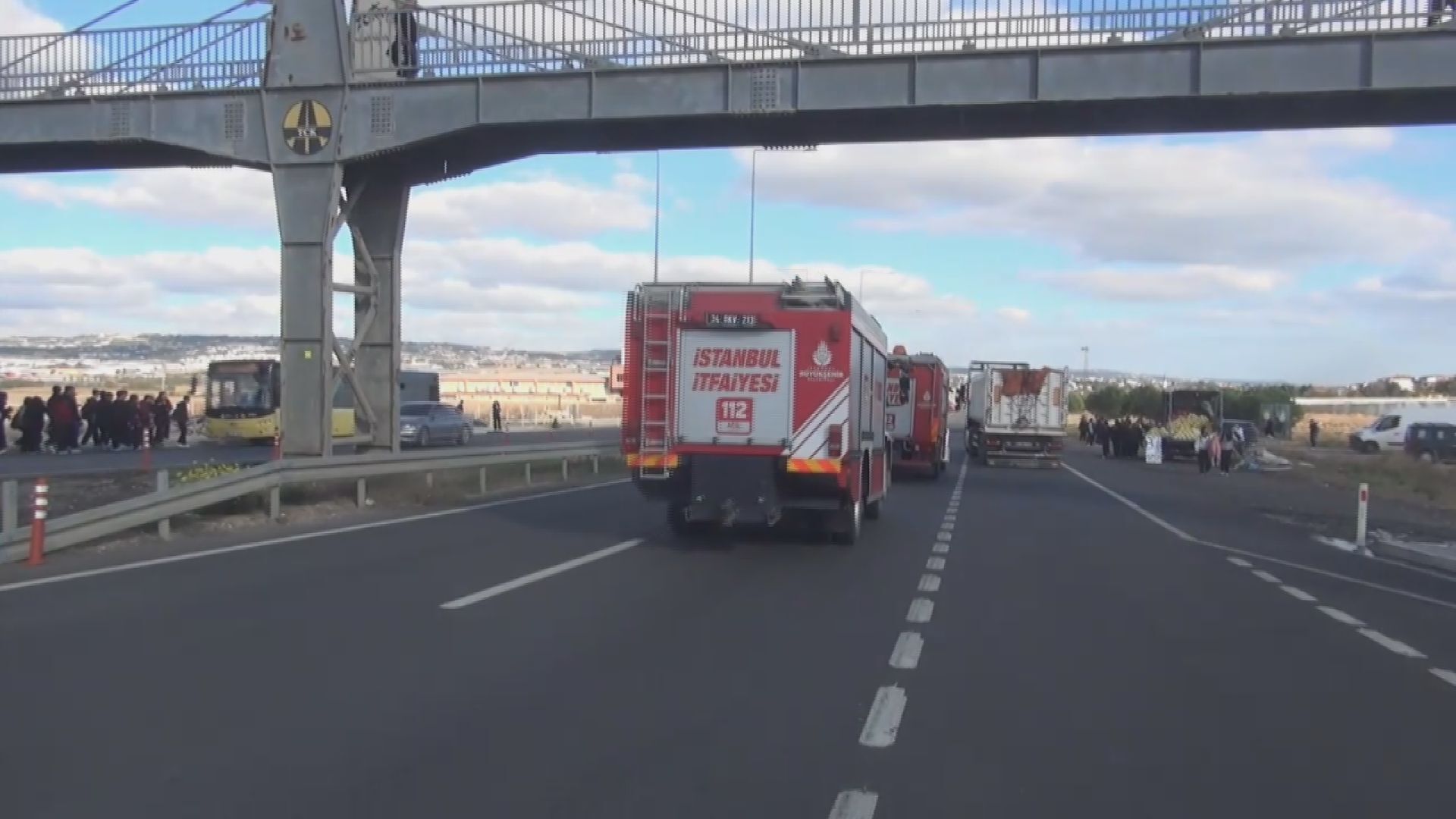 Silivri’de yayalara çarpmamak için manevra yapan otomobil takla attı