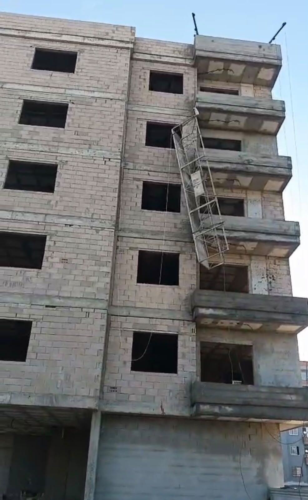 Tarsus'ta inşaat işçisi kardeşler iskeleden düştü