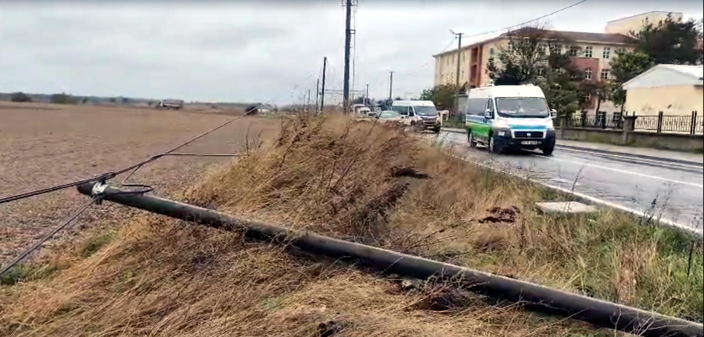 Tekirdağ'da Ağaçlar ve Direkler Devrildi