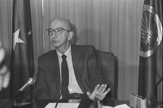 Bilimin Zirvesinden Siyasetin Nazik Beyefendisine: Prof. Dr. Erdal İnönü
